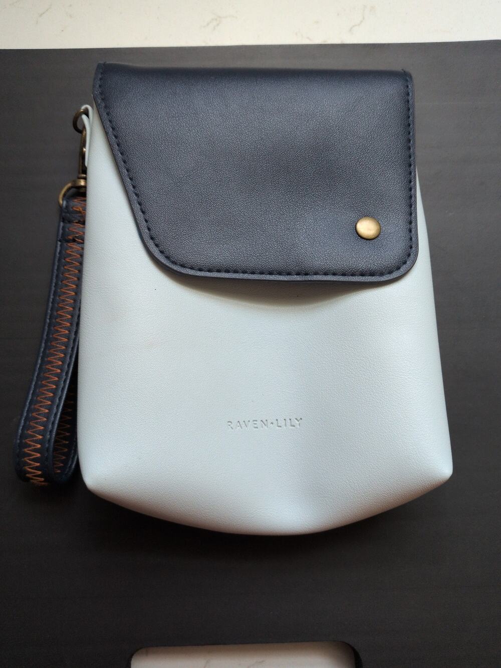 Raven Lily American Airlines Flagship Business Class Amenity Kit Pouch Bag Blue